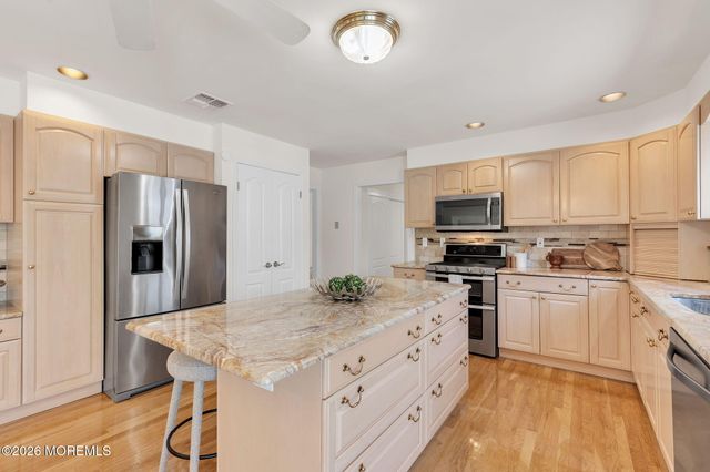 7 Shira Lane, Manalapan, NJ 07726