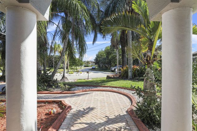 140 SW Mark Court, Port St Lucie, FL 34953