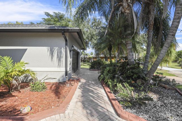 140 SW Mark Court, Port St Lucie, FL 34953