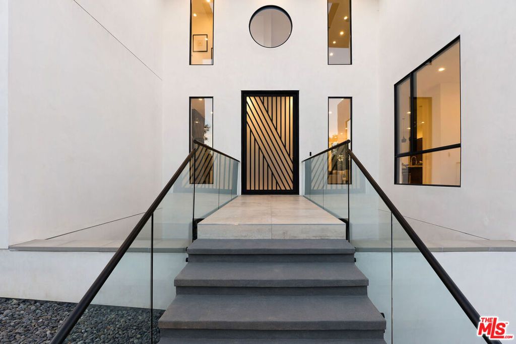 12119 Travis Street, Los Angeles, CA 90049 — photo 2