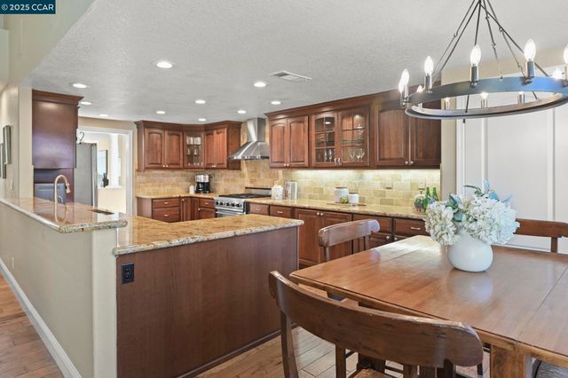 320 Deepcreek Ct, Danville, CA 94506