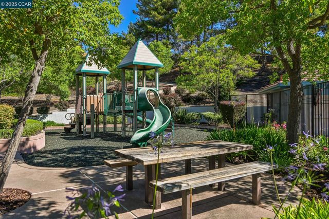 320 Deepcreek Ct, Danville, CA 94506