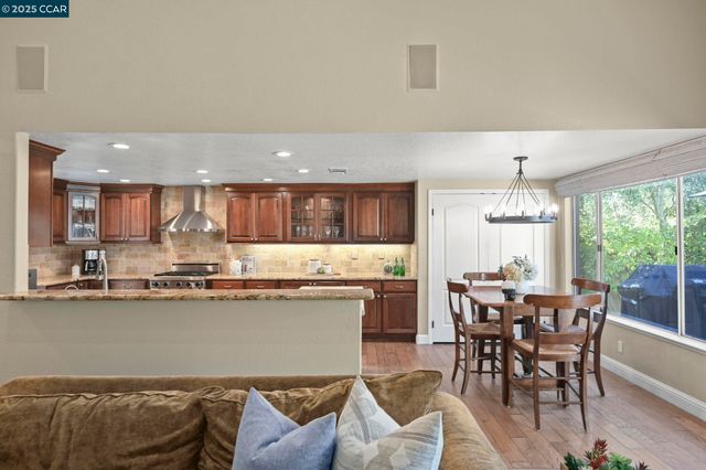 320 Deepcreek Ct, Danville, CA 94506