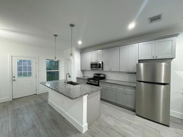 8305 Prairie View Drive B, Houston, TX 77088