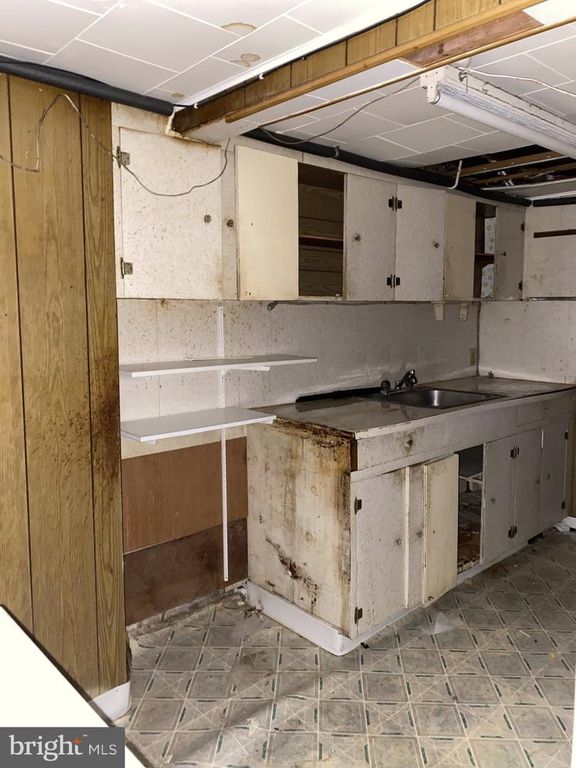 Image 6 of property listing at 610 RAPPOLLA ST, Baltimore, MD 21224