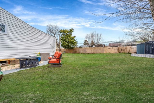 30 Surrey Lane, Plainview, NY 11803