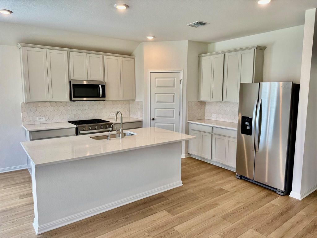 205 Coopers Hawk CRST, Cedar Creek, TX 78612