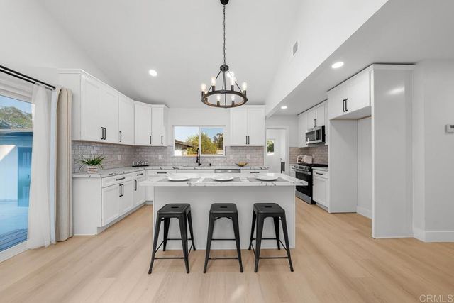 7118 Stanford Ave., La Mesa, CA 91942