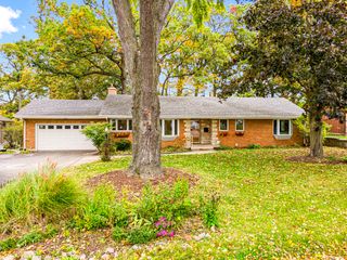 814 Woodlawn Drive, Dekalb, IL 60115