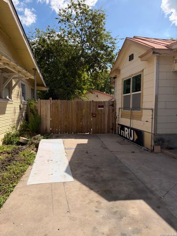 1030 W RIDGEWOOD CT, San Antonio, TX 78201