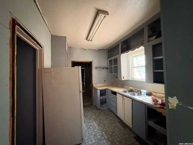 1030 W RIDGEWOOD CT, San Antonio, TX 78201