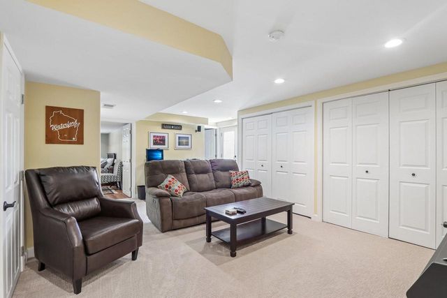 131 Riverside DRIVE, Waterford, WI 53185
