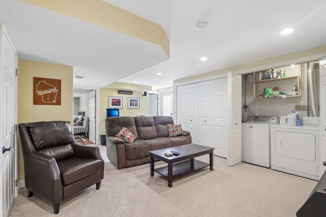131 Riverside DRIVE, Waterford, WI 53185