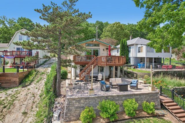 131 Riverside DRIVE, Waterford, WI 53185