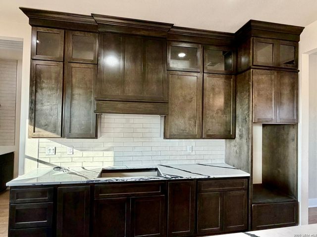 712 County Road 320, Floresville, TX 78114