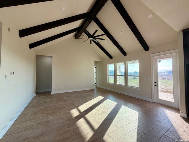 712 County Road 320, Floresville, TX 78114