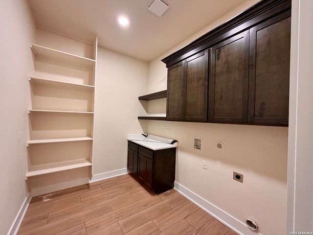 712 County Road 320, Floresville, TX 78114