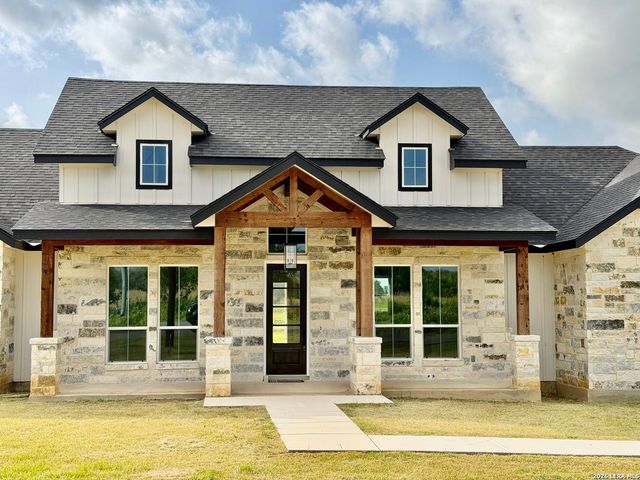 712 County Road 320, Floresville, TX 78114