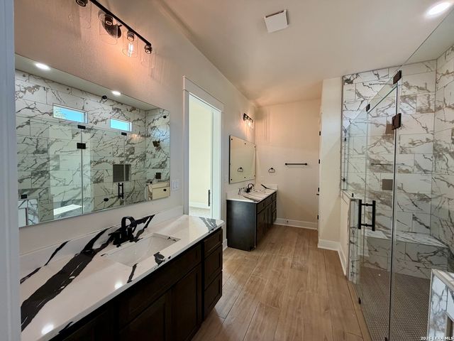 712 County Road 320, Floresville, TX 78114