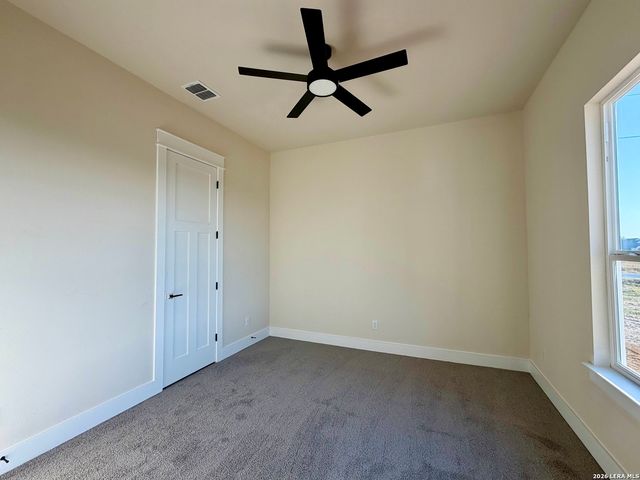 712 County Road 320, Floresville, TX 78114