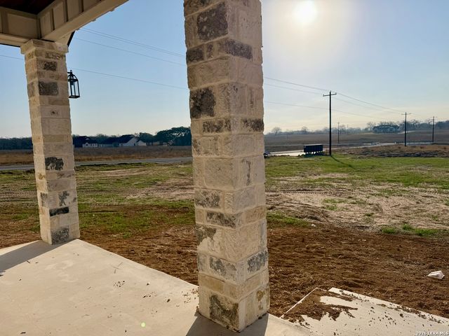712 County Road 320, Floresville, TX 78114