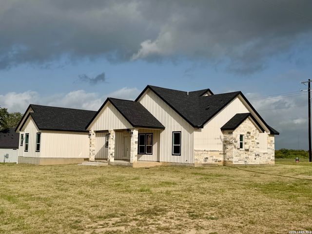 712 County Road 320, Floresville, TX 78114