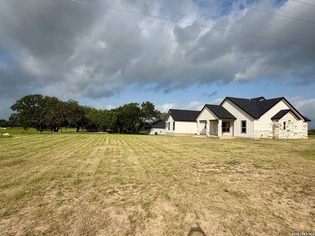 712 County Road 320, Floresville, TX 78114