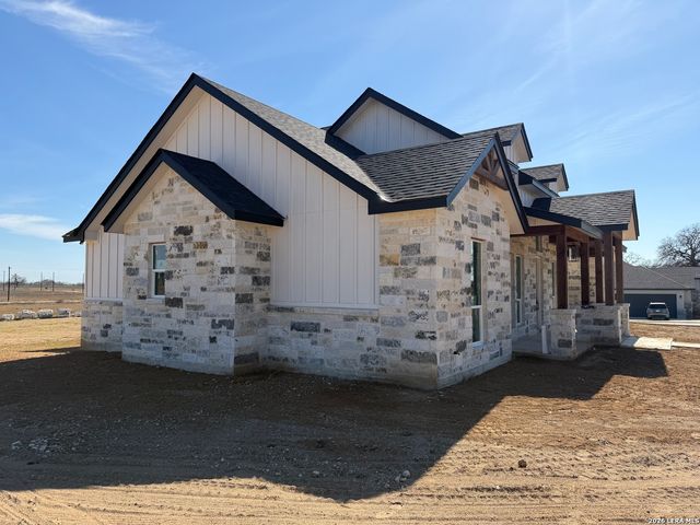 712 County Road 320, Floresville, TX 78114