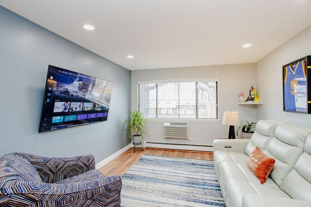 4624 N Commons Drive 104, Chicago, IL 60656