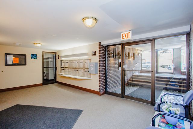 4624 N Commons Drive 104, Chicago, IL 60656