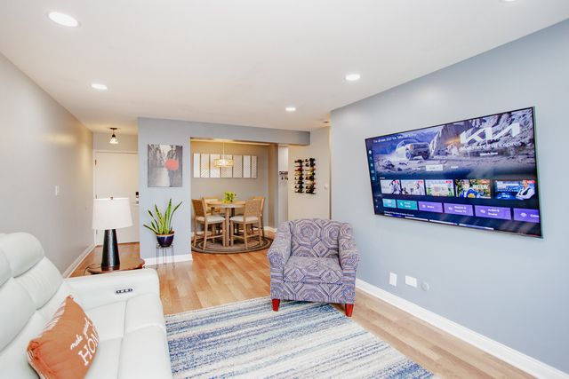 4624 N Commons Drive 104, Chicago, IL 60656