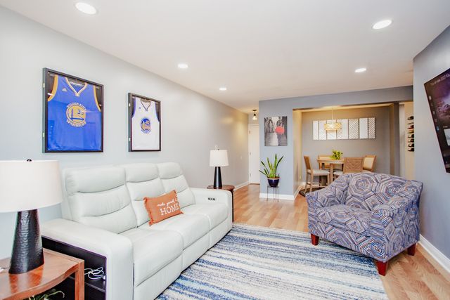 4624 N Commons Drive 104, Chicago, IL 60656