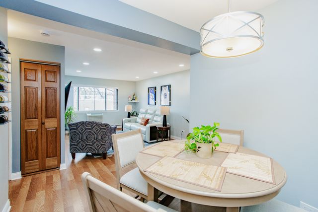 4624 N Commons Drive 104, Chicago, IL 60656