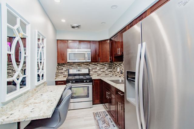 4624 N Commons Drive 104, Chicago, IL 60656