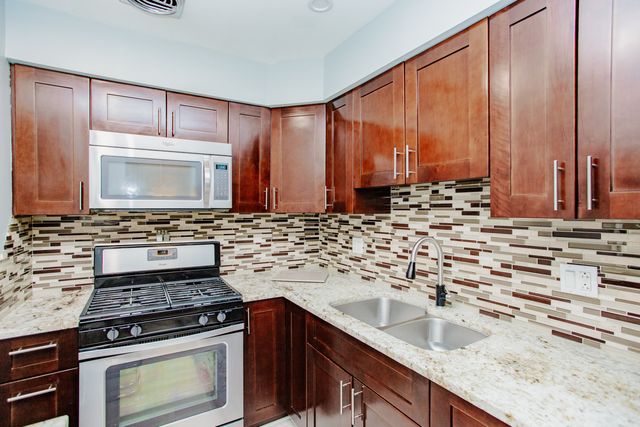 4624 N Commons Drive 104, Chicago, IL 60656