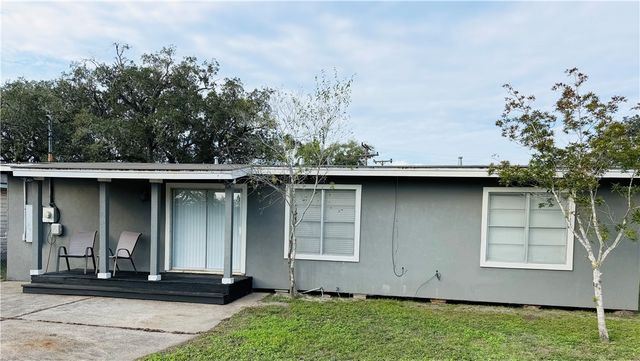 364 Woodlawn St, Sinton, TX 78387