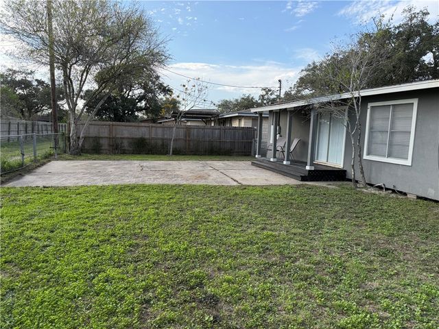 364 Woodlawn St, Sinton, TX 78387
