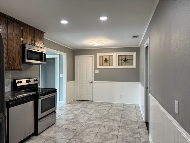 364 Woodlawn St, Sinton, TX 78387