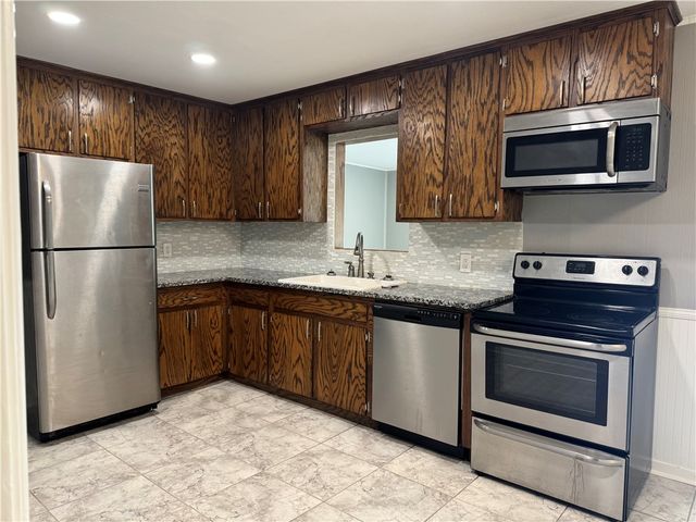 364 Woodlawn St, Sinton, TX 78387