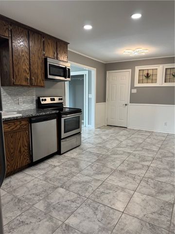 364 Woodlawn St, Sinton, TX 78387