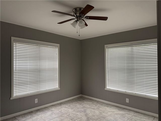 364 Woodlawn St, Sinton, TX 78387