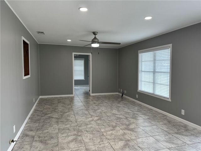 364 Woodlawn St, Sinton, TX 78387