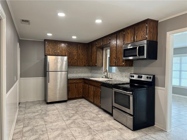 364 Woodlawn St, Sinton, TX 78387