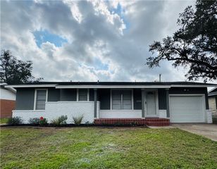 364 Woodlawn St, Sinton, TX 78387
