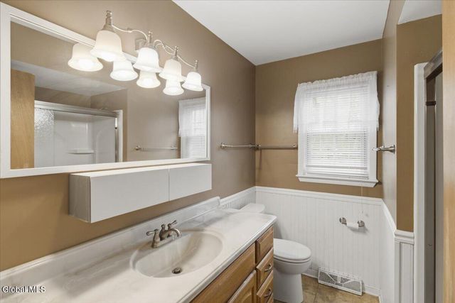 11 Kensington Court APT 4, Bethlehem, NY 12054