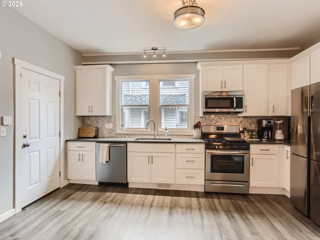 121 Ne KNOTT St, Portland, OR 97212