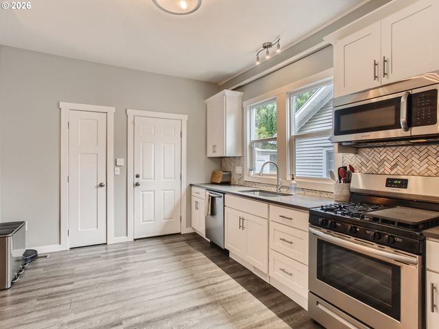 121 Ne KNOTT St, Portland, OR 97212