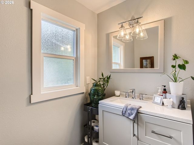 121 Ne KNOTT St, Portland, OR 97212