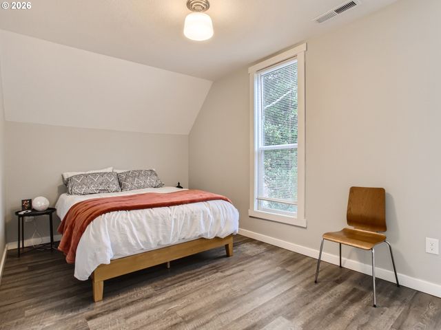 121 Ne KNOTT St, Portland, OR 97212
