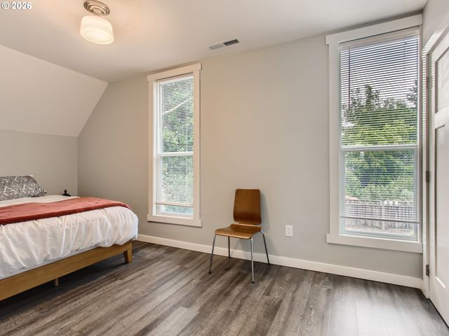 121 Ne KNOTT St, Portland, OR 97212
